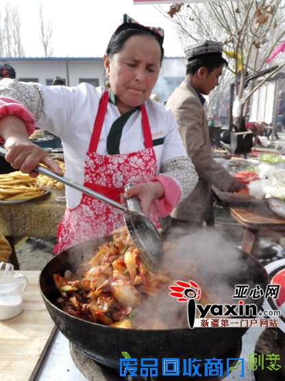 新疆文化厅住帕万拉村工作组与村民共庆诺茹孜节