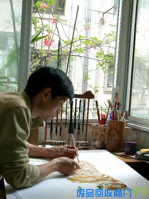 泸州艺术家用蝶翅入画 定格绚丽