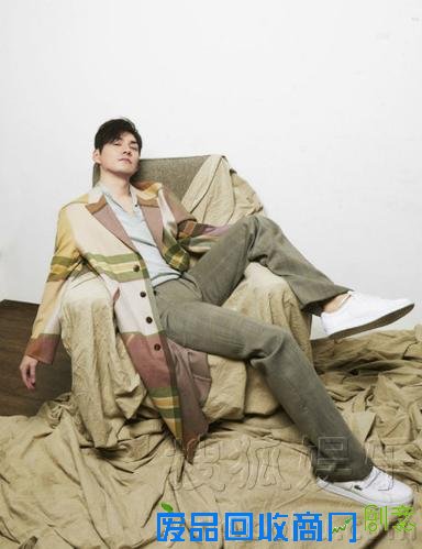 严屹宽曝光都市写真 冻龄男神将霸屏进行到底