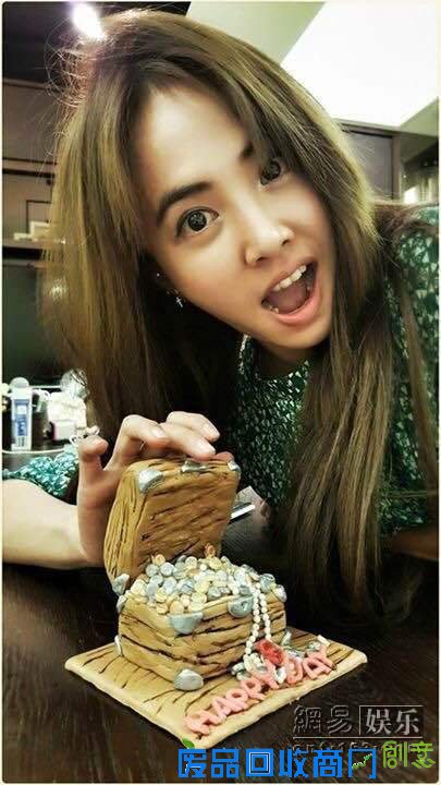 蔡依林送上的仿名牌包洋式翻糖蛋糕。