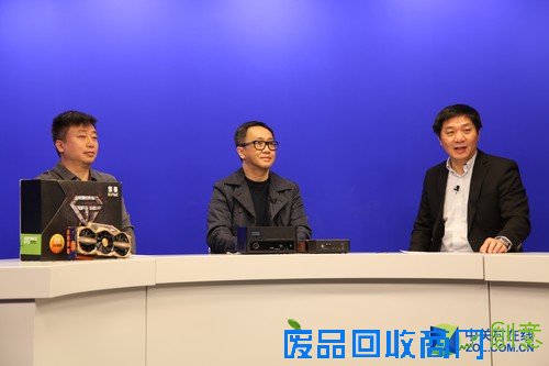 主持人和两位嘉宾