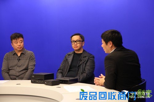 三位愉快的交流