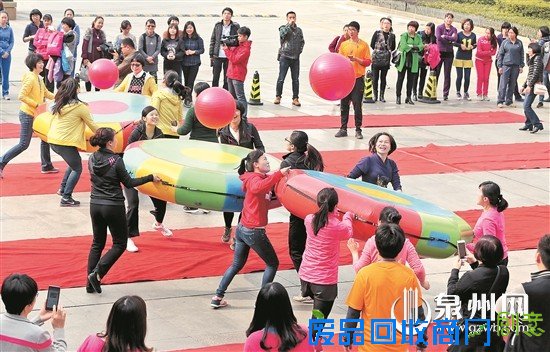 3月4日，丰泽区机关大院，参加“巾帼动起来 有你更精彩”趣味运动会的队伍正在进行战鼓雷霆比赛中。 当日，丰泽区妇联举办“巾帼动起来 有你更精彩”趣味运动会，来自基层妇联的数百名妇女代表参加了毛毛虫、战鼓雷霆、同舟共济等5项趣味运动项目的比赛，喜迎“三八”节。（张九强 摄）