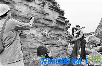 位于台湾东北海岸的南雅奇石，以其独特的形状花纹，吸引了众多新人来到这里拍摄婚纱照。图为一对新人在台湾南雅奇石上拍摄婚纱照。