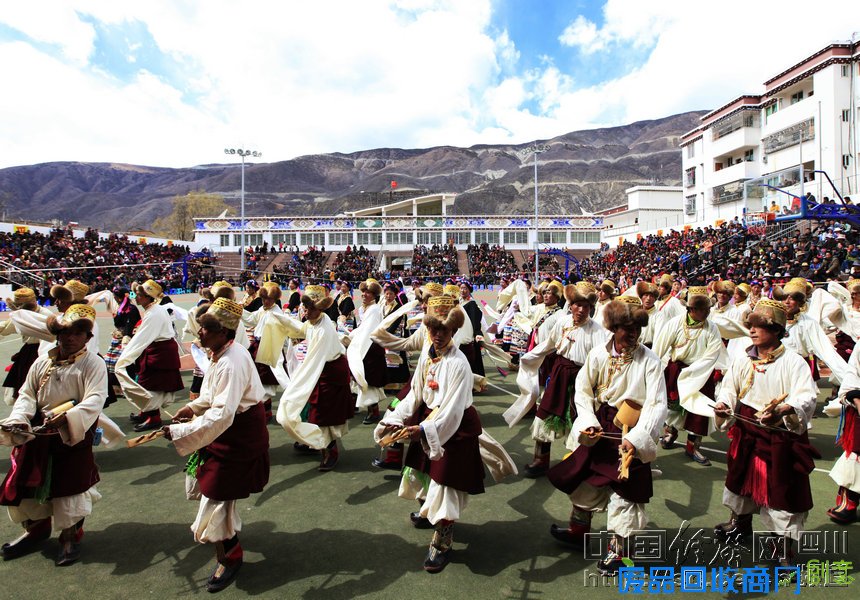 巴塘县全民群众载歌载舞欢度藏历年图片