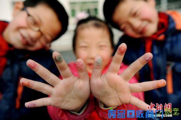 江西留守儿童剪纸问候爸妈新年好(组图)