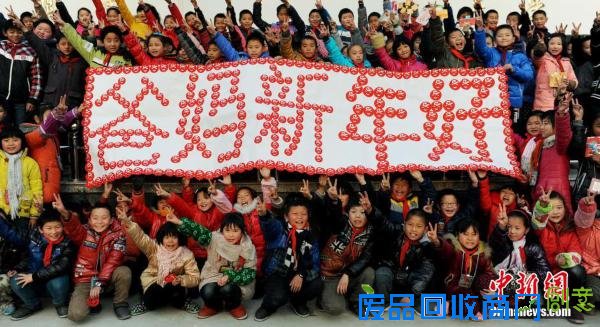 江西留守儿童剪纸问候爸妈新年好(组图)