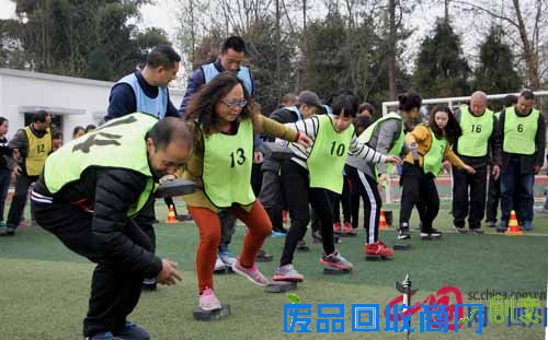 邛崃火井小学举行教师趣味运动会