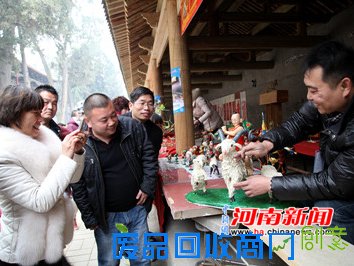 《三羊开泰》面塑亮相洛阳关林春节庙会（图）