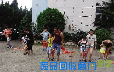 近日，泽国镇社区教育中心在下樟桥村开展暑期感恩教育趣味活动，该村40多位家长和孩子参加了此次活动。