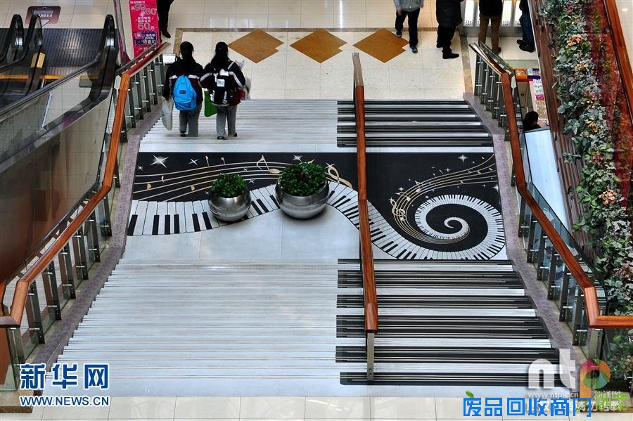 上海商场现“钢琴阶梯” 用脚踩出趣味音符