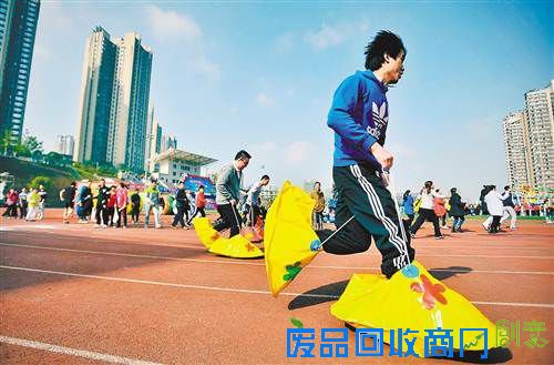 12月16日，江北区石子山体育公园，职工正在进行趣味接力赛。为丰富广大职工的业余文化生活，培养团队合作精神。当日，江北区职工首届趣味运动会开幕。来自该区企业、机关、事业单位的1600余名职工参与了真人桌上足球、趣味接力等比赛。