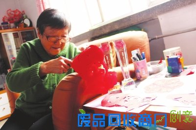 巧手剪出“学习雷锋好榜样”——记平凉73岁的剪纸“名人”谢玉兰