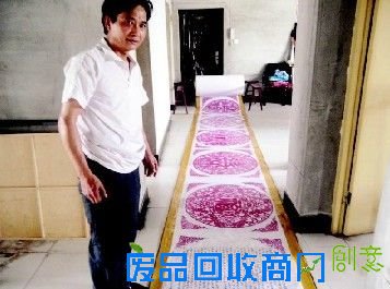 艺术家剪出317.5米长剪纸创吉尼斯纪录(图)