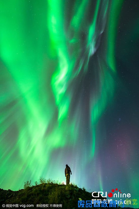 摄影师不惧严寒拍摄炫美极光 照亮星空(高清组图)