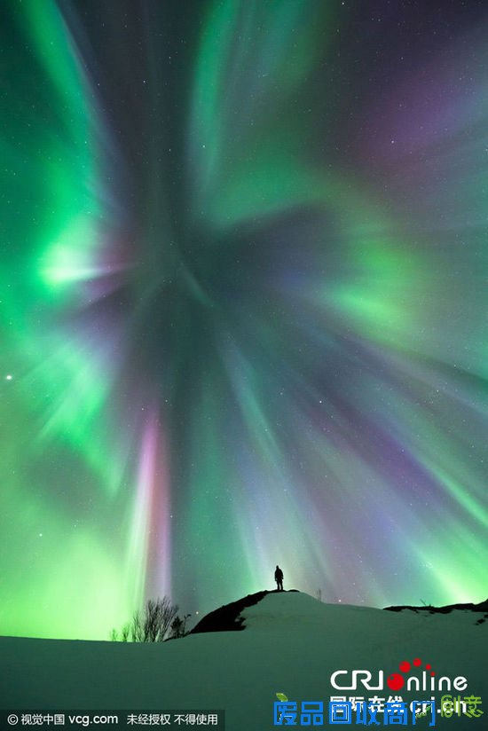 摄影师不惧严寒拍摄炫美极光 照亮星空(高清组图)