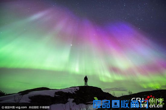 摄影师不惧严寒拍摄炫美极光 照亮星空(高清组图)