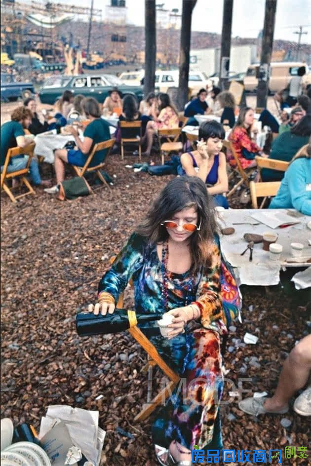 在讲今年的音乐节穿着之前 你需要先了解什么是Woodstock