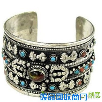 【图】欣赏藏银首饰的图片 5招教你鉴别真假藏银