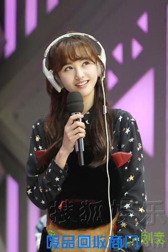 郑爽携潮爸登《大本营》 气色好萌变身小公举