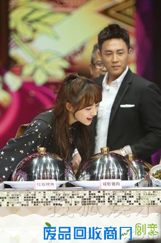 郑爽携潮爸登《大本营》 气色好萌变身小公举