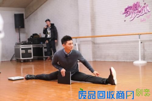 吴奇隆亲身示范一字马 “霹雳虎”重出江湖