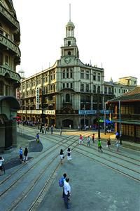 都说年味淡了，而那些关于热热闹闹过大年的记忆，却似乎停留在了儿时。尽管一万个人心中有一万种年味儿，但有一点是相同的：曾经的“年”承载着每个人对生活的美好愿望和期待。其实，对“年”的感情并不少，只是“年”的新方式与新载体不同了。