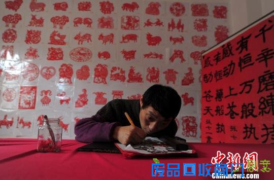 武汉三名脑瘫患者靠剪纸自力更生：找到了人生价值