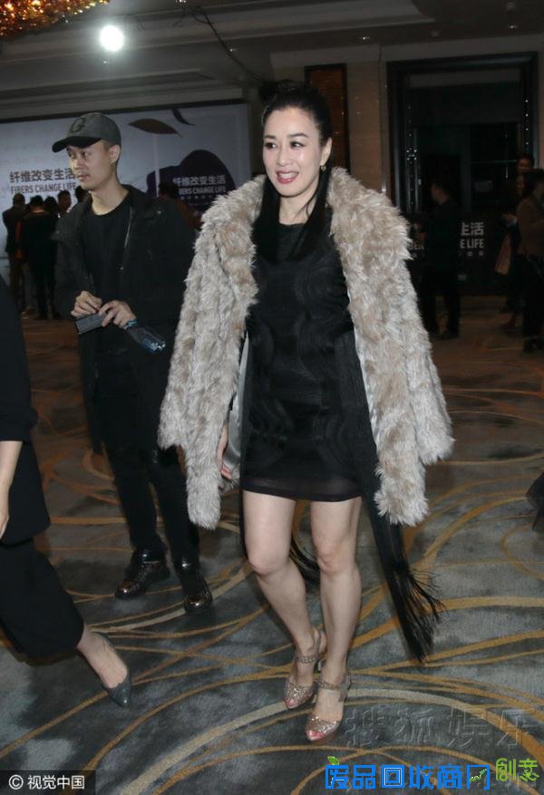 钟丽缇谈母子恋45岁女神秀白皙美腿保养得宜