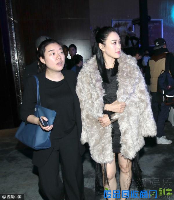 钟丽缇谈母子恋45岁女神秀白皙美腿保养得宜