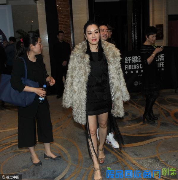 钟丽缇谈母子恋45岁女神秀白皙美腿保养得宜