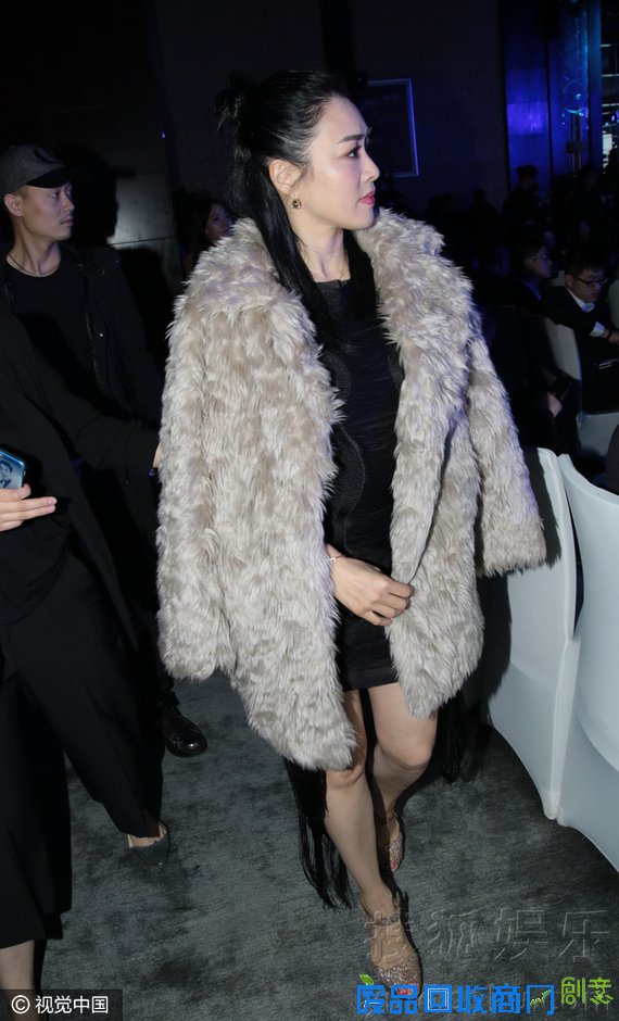 钟丽缇谈母子恋45岁女神秀白皙美腿保养得宜