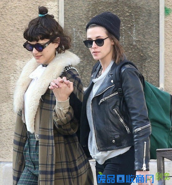 一言难尽！暮光女街头与绯闻女友热吻