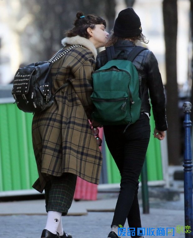 一言难尽！暮光女街头与绯闻女友热吻