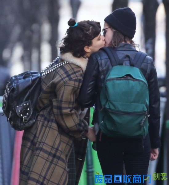 一言难尽！暮光女街头与绯闻女友热吻