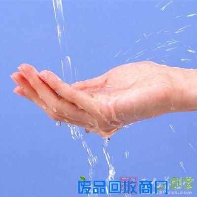 临睡前将双手放在热水中浸泡20分钟
