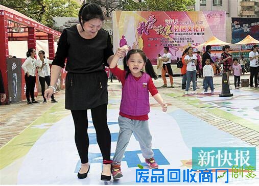 一名小朋友与妈妈玩起了二人三足游戏。