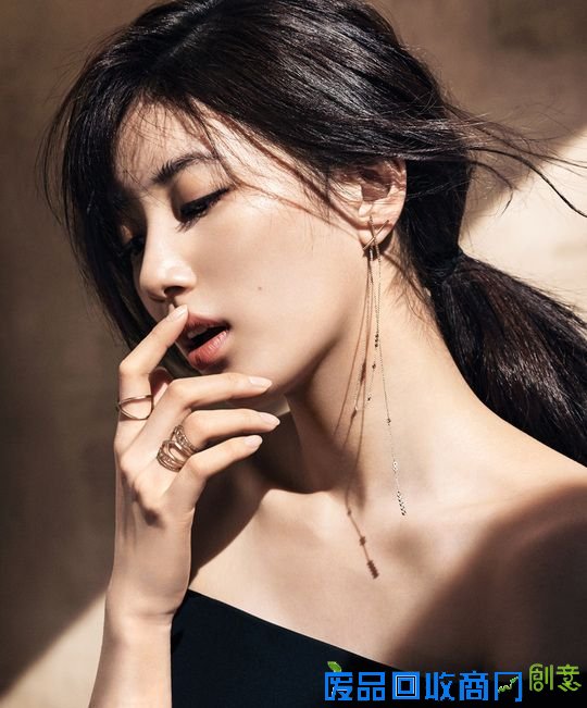 李敏镐女友秀智写真秀香肩美颈 优雅动人【组图】