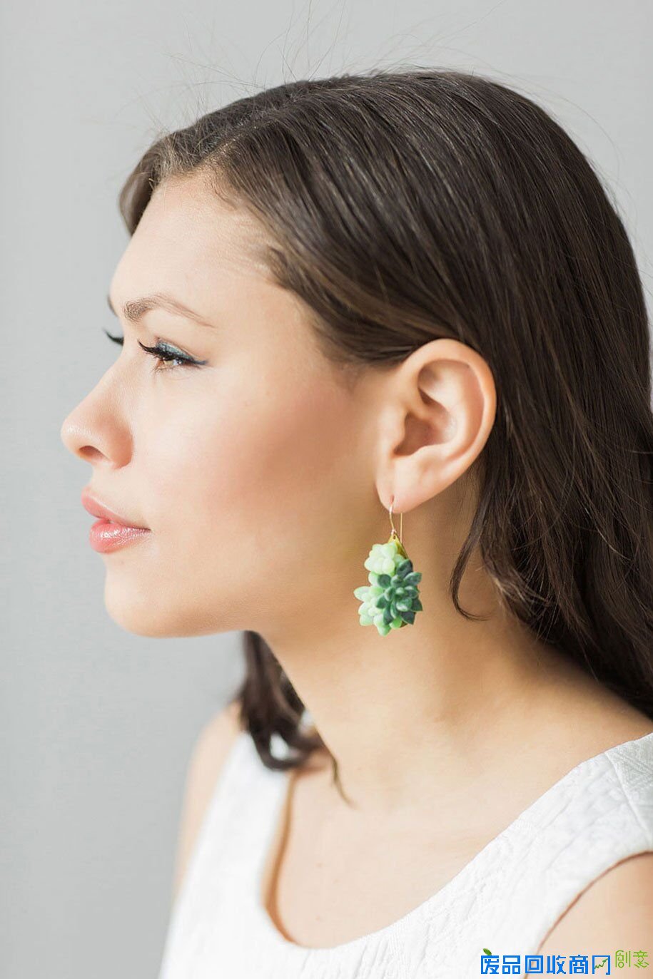 苏珊用自家花园里的肉质植物创造出了精致的头巾、项链、耳环、手镯等“生物珠宝”(网页截图)