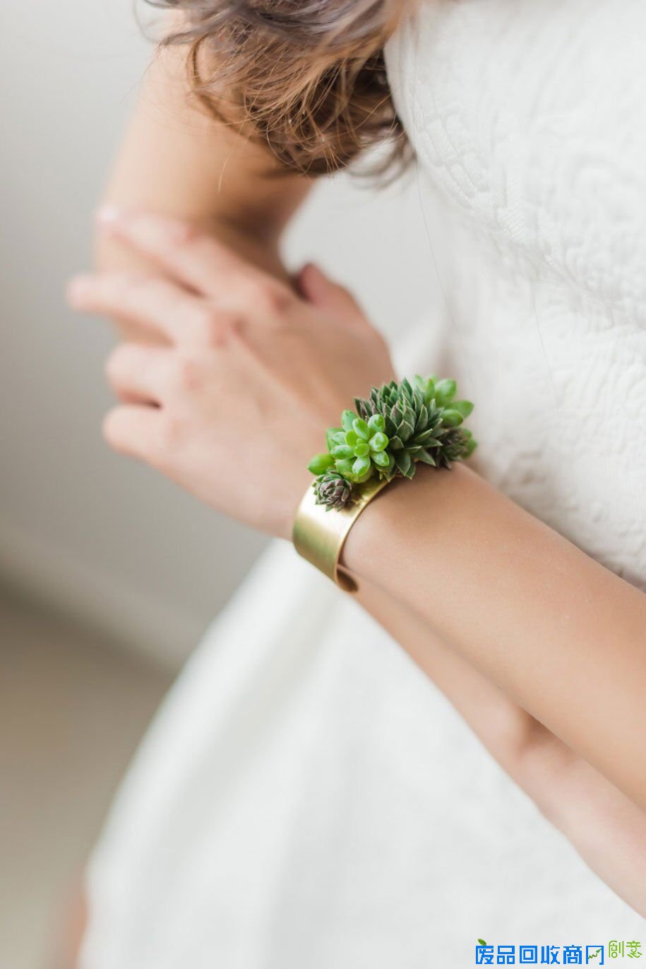 苏珊用自家花园里的肉质植物创造出了精致的头巾、项链、耳环、手镯等“生物珠宝”(网页截图)
