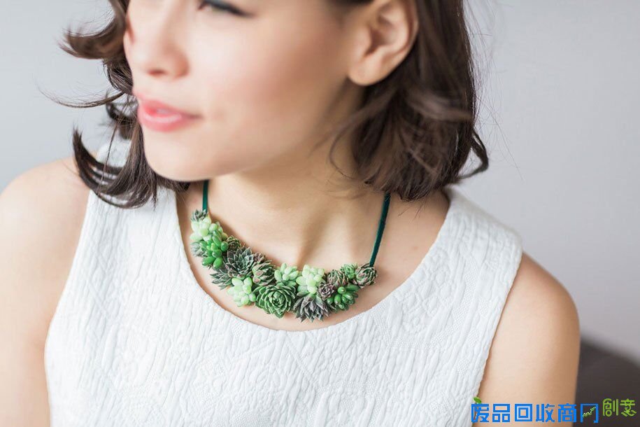 这些“生物珠宝”真的会在你穿戴的时候继续生长(网页截图)