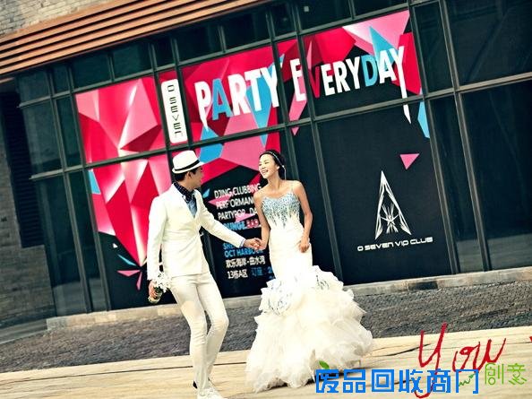 边走边拍,留下不一样的婚纱照