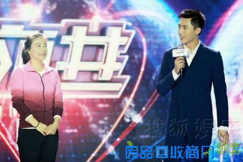 黄景瑜综艺首秀pk刘翔 现场惩罚变福利拥抱粉丝