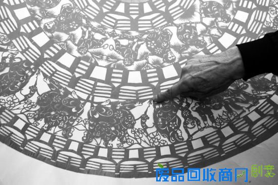 魏永信说:“平时都爱好剪纸,也会相互商量作品,于是我和朱秀兰、李璐、郭飞飞一起商量为今年春节创作‘迎春剪纸’,一个是为了添年味,另一方面也是为了发扬和传承剪纸艺术。聊到这件事的时候,我们就在纸上比画花样,我就提出了今年是丙申猴年,春节和春天都是喜庆和生机勃发的意思,结合‘金猴闹春喜气洋洋’的吉祥话,最终确定了这两个元素。大伙想法一拍即合,连夜就开始定草图。”