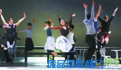 本报讯一颗为爱痴狂的心，舞尽繁华，碎落在舞台上。昨晚，曾风靡全球的小说《了不起的盖茨比》变身芭蕾版，由英国四大芭蕾舞团之一的NBT芭团带到了国家大剧院的舞台上。痴情小伙子盖茨比追求“腐女”戴西，进而搭上性命的爱情悲剧，令观众唏嘘不已。