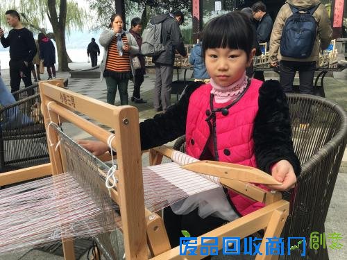 西湖畔最美风景就是“小小织布师”