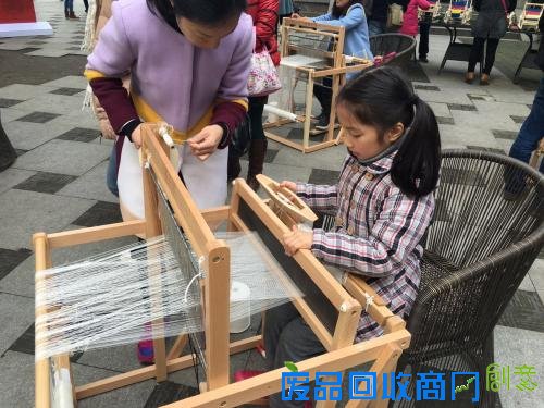 西湖畔最美风景就是“小小织布师”