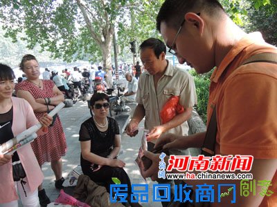 山东艺术家为河南重病青年筹药费街头义卖剪纸作品