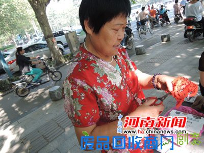 山东艺术家为河南重病青年筹药费街头义卖剪纸作品