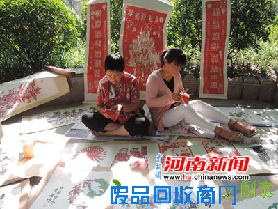 山东艺术家为河南重病青年筹药费街头义卖剪纸作品